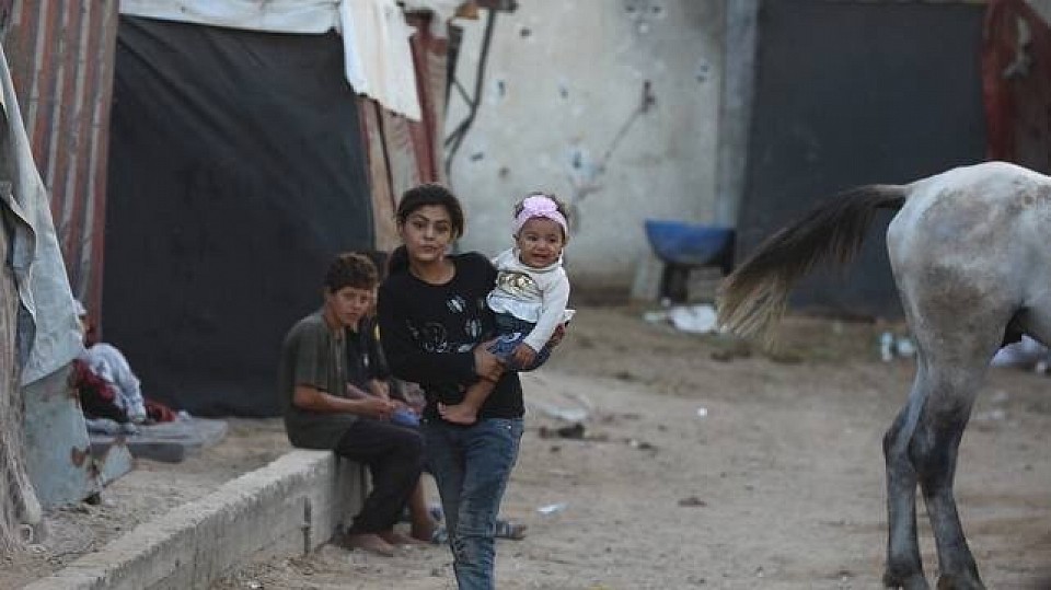 Palästinensische Kinder in einer temporären Unterkunft im südlichen Teil des Gazastreifens.